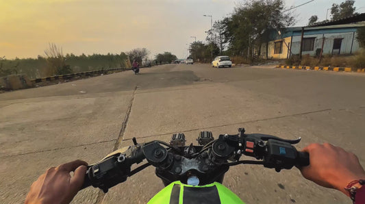 Biker Squeezes Through Tiny Gap Between Two Vehicles (2)