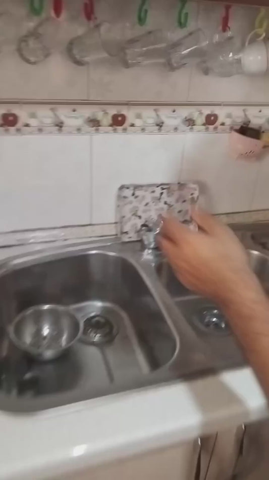 Man Ingeniously Fixes a Kitchen Tap Using a Plastic Bottle