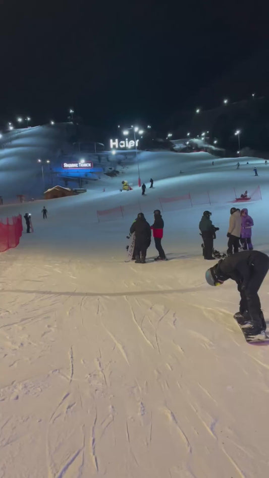 Snowboarder Nonchalantly Recovers Himself After Slipping