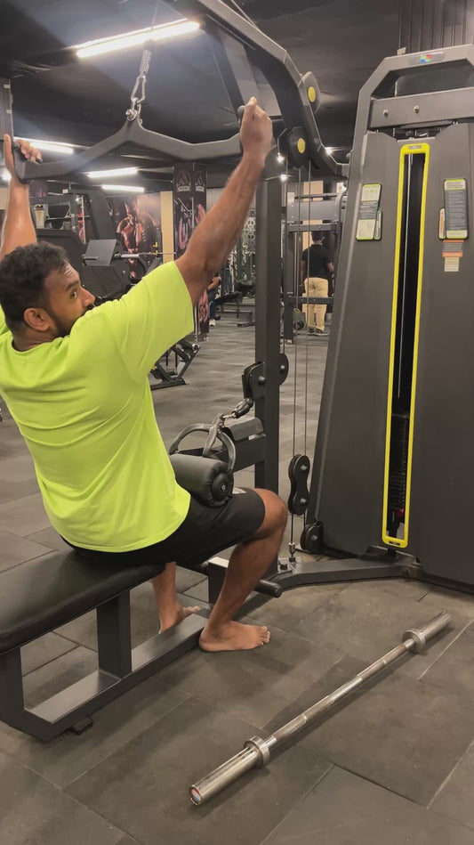 Guy Maxes Out Lat Pulldown Machine and it Breaks