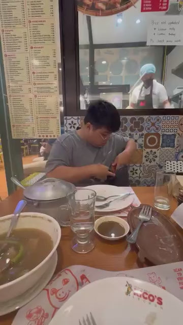 Guy’s Hilarious Reaction After his Girlfriend Offers to Pay for Dinner
