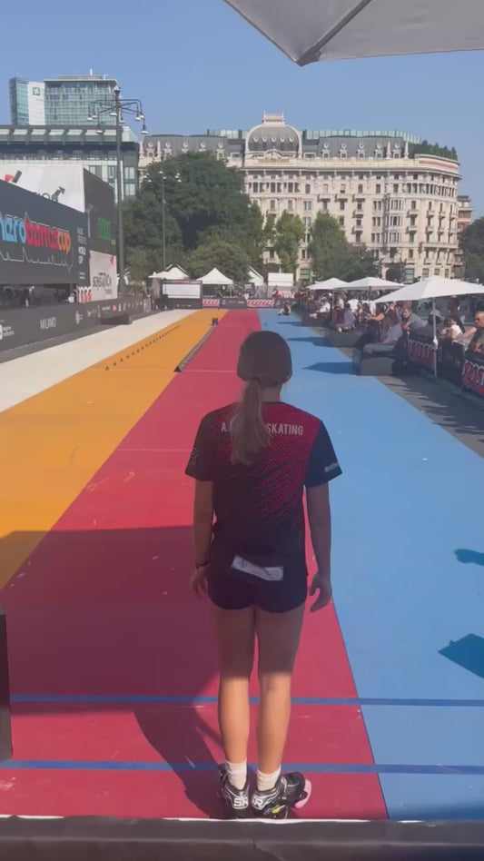 Girl Shows Crazy Skills in Rollerblading Competition