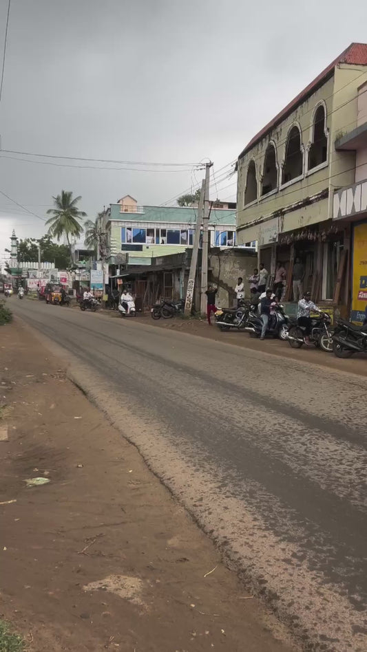 Street Shows Two Seasons Happening at the Same Time